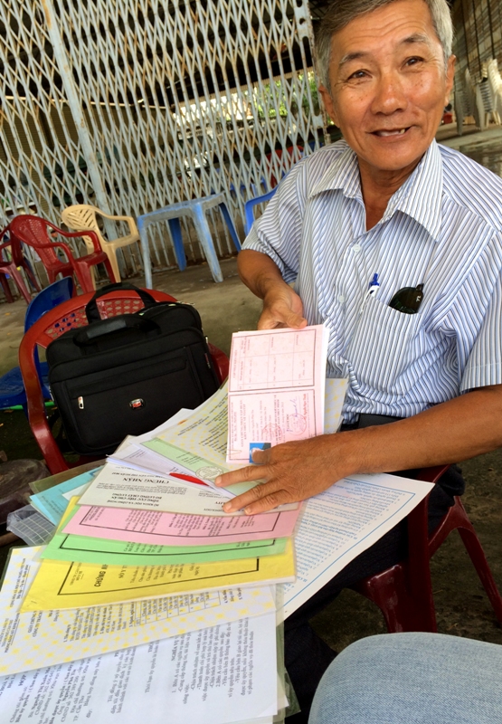 Ông Nguyễn Phú Tia và các giấy chứng nhận sản phẩm.