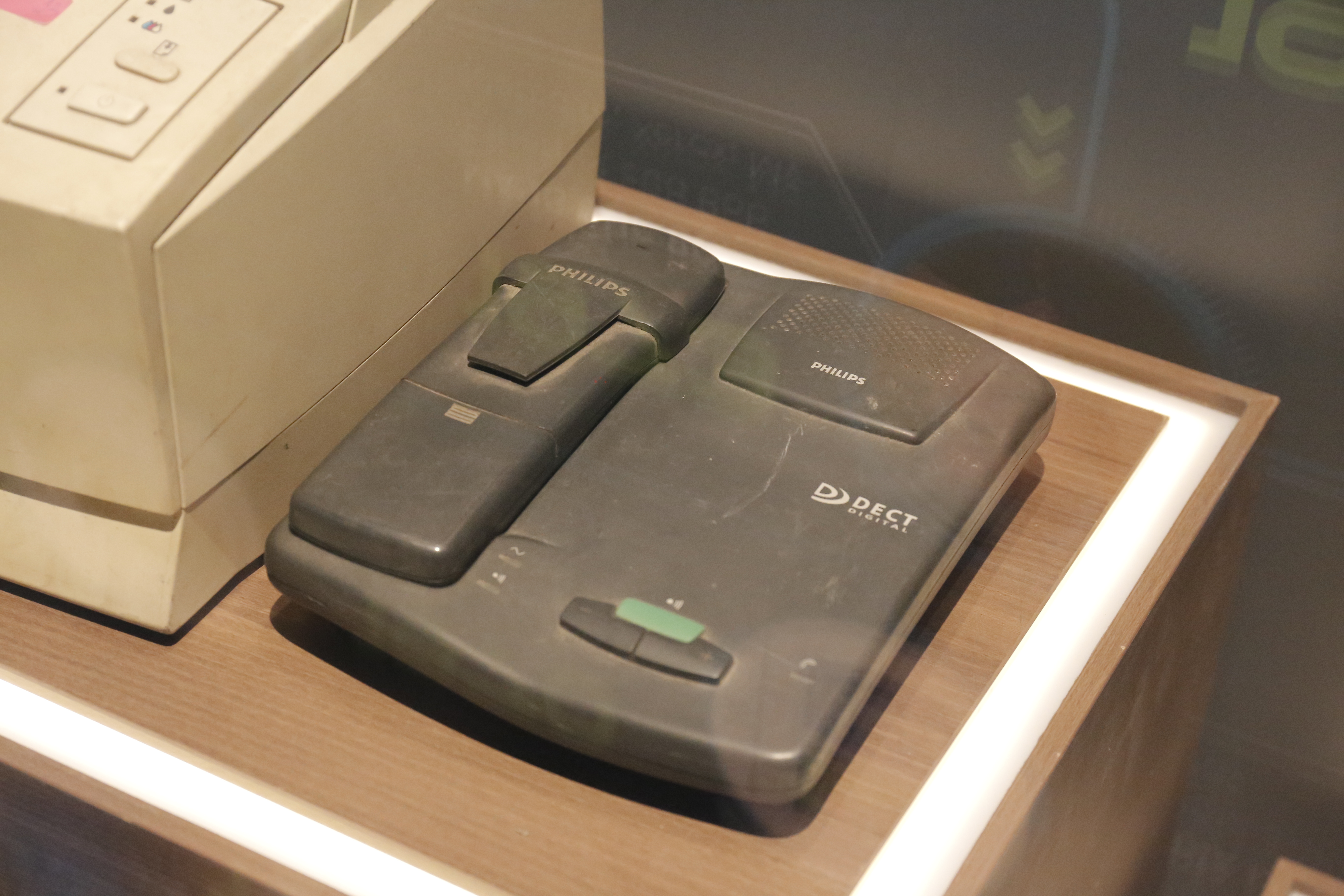 Điện thoại số đầu tiên của những năm 1980 - 1990 do hãng Philips sản xuất.