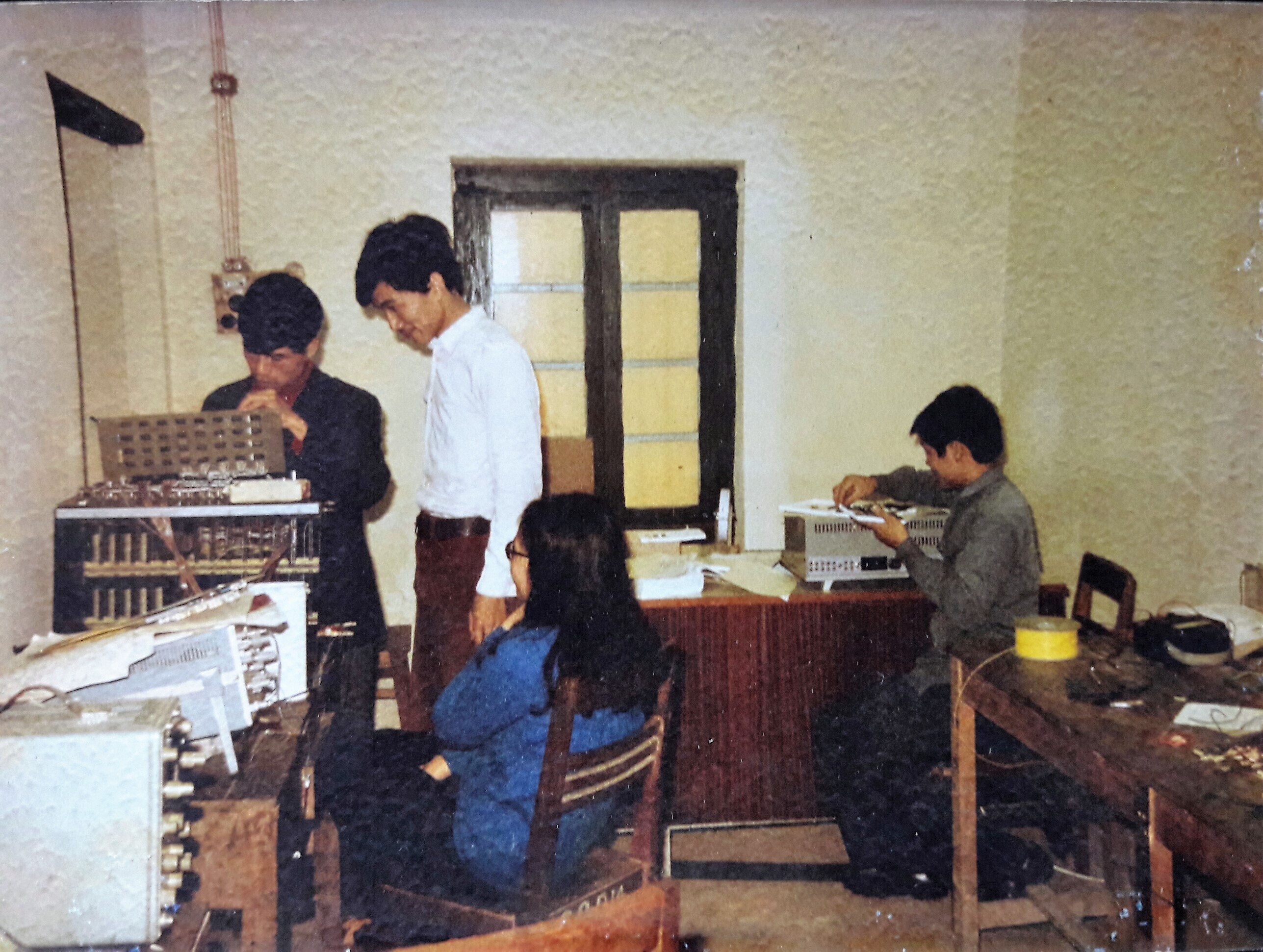 Nguyễn Trung Đồng, Nghiêm Mỹ, Phan Minh Tân, Nguyễn Chí Công lắp máy VT80 tháng 1-1977. Đây là chiếc máy vi tính đầu tiên do Việt Nam chế tạo.