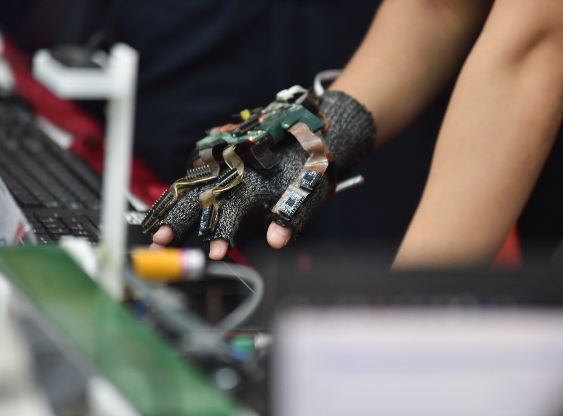 Trưng bày găng tay thực tế ảo ứng dụng trong điều khiển và ngôn ngữ ký hiệu tại Hội nghị Tổng kết hoạt động sinh viên nghiên cứu khoa học ngày 31/5/2019 của trường ĐH Bách Khoa Hà Nội. Ảnh: HUST CCPR