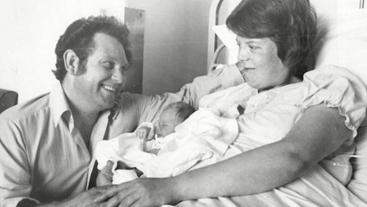 Hai vợ chồng Lesley, John và Louise, đứa trẻ đầu tiên sinh ra bằng phương pháp IVF. Ảnh: People.