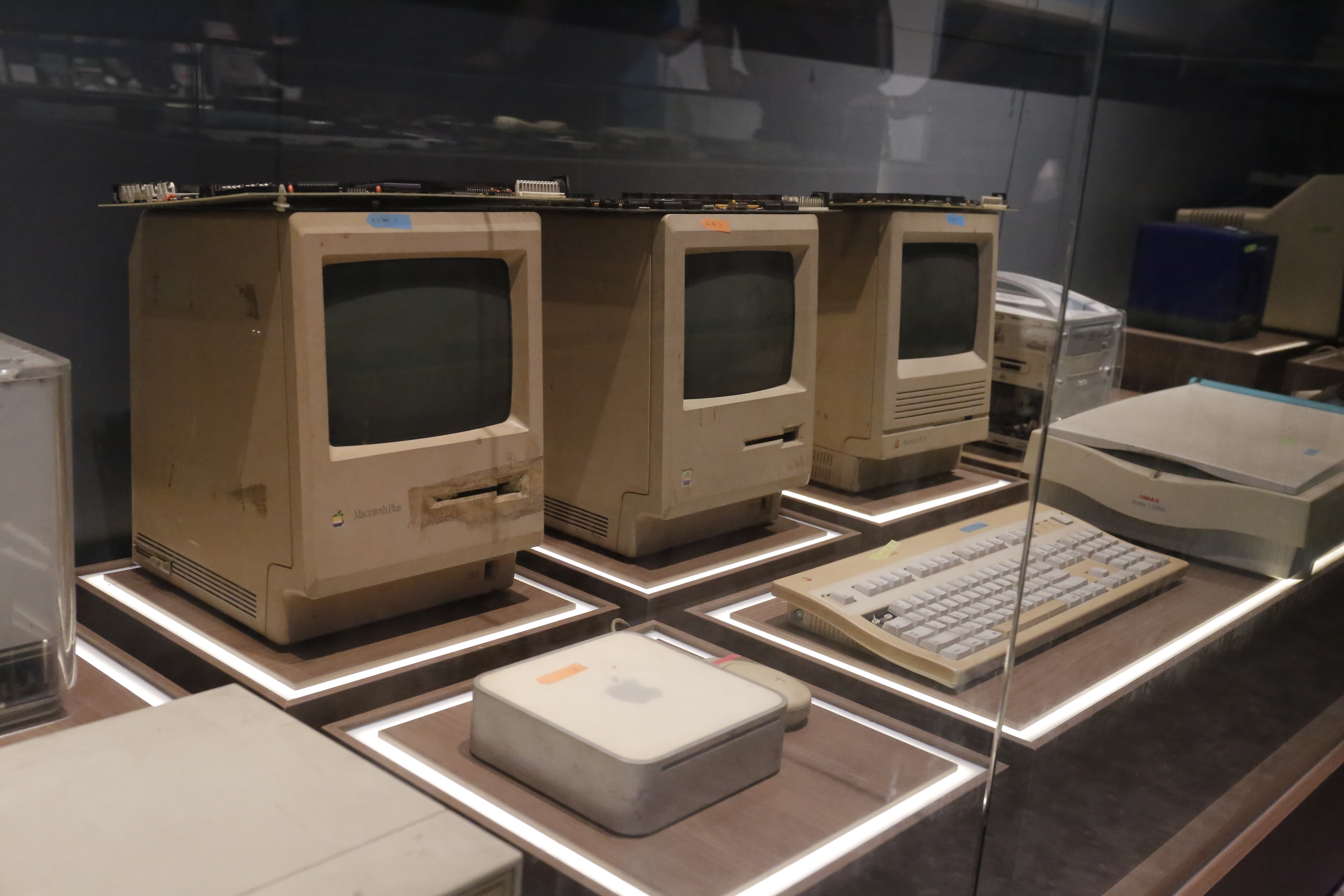 Các máy tính Macintosh những năm 1984, 1986, 1988 của hãng Apple. Theo TS. Công, “dòng Mac này là một cuộc cách mạng, cách mạng ở chỗ nó thay giao diện chữ bằng giao diện đồ họa, thay giao diện bàn phím bằng giao diện con chuột”. Với những chiếc máy tính này, nhóm của TS. Công đã sử dụng để làm những font chữ Việt đầu tiên.