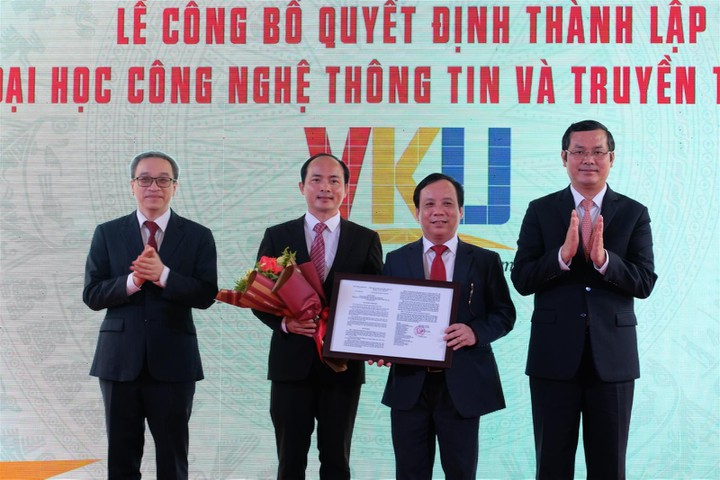 Ông Nguyễn Văn Phúc – Thứ trưởng Bộ Giáo dục và Đào tạo trao quyết định của Thủ tướng Chính phủ về việc thành lập trường ĐH CNTT và Truyền thông Việt Hàn