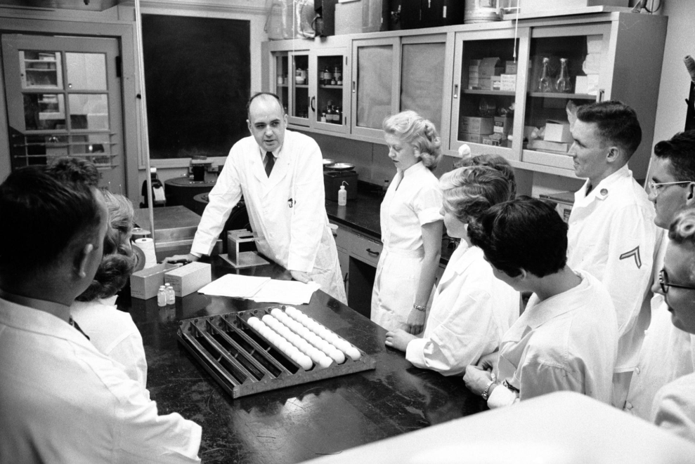 Nhà virus học Maurice Hilleman với nhóm nghiên cứu của ông tại Viện Nghiên cứu Y tế quân đội Walter Reed vào năm 1957. Năm đó Hilleman và nhóm của ông xác định là sẽ nghiên cứu phát triển 40 triệu liều vaccine để phòng virus cúm Hồng Kông.