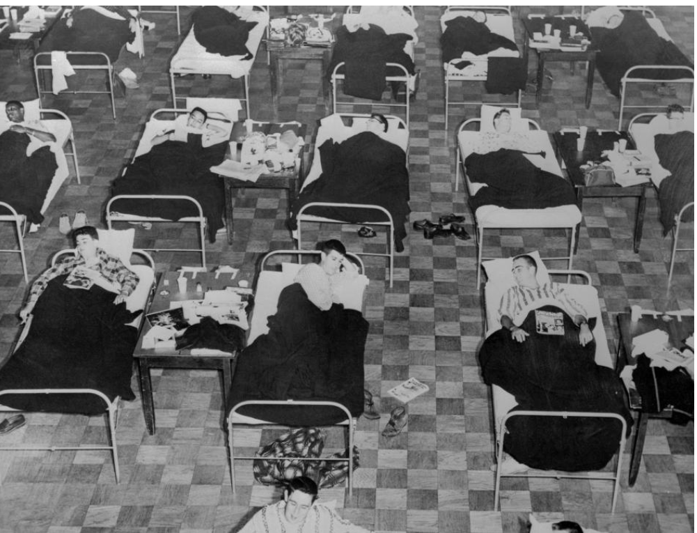 Học sinh bị bệnh cúm châu Á nằm trong bệnh viện dã chiến tạm thời được dựng tạm trong tòa nhà của hội sinh viên tại Đại học Massachusetts vào năm 1957. Hơn 100.000 người ở Hoa Kỳ đã chết vì virus này.