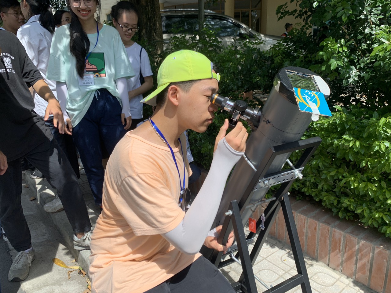 Em Dương Phan Anh - Học sinh lớp 11 chuyên Lý,THPT Chu Văn An đang quan sát nhật thực bằng kính thiên văn phản xạ tự chế. 
