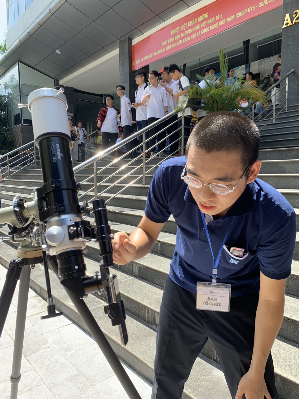  Bạn Phan Việt Dũng - Cộng đồng Vật lý thiên văn đang chỉnh lại kính thiên văn để việc quan sát được dễ dàng. 