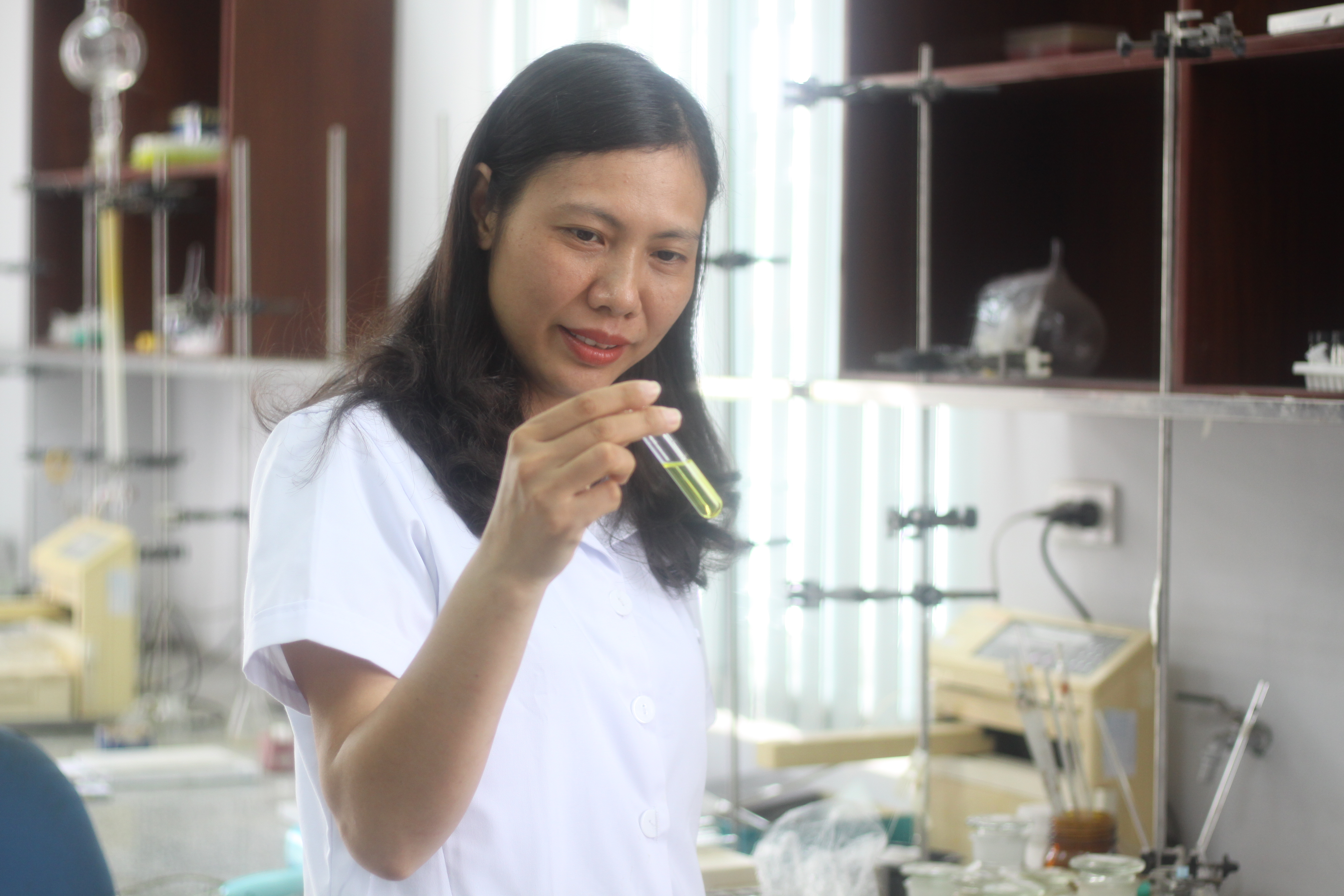TS. Trần Thị Hồng Hạnh, Viện Hóa sinh biển, Viện Hàn lâm Khoa học & Công nghệ Việt Nam trong phòng thí nghiệm