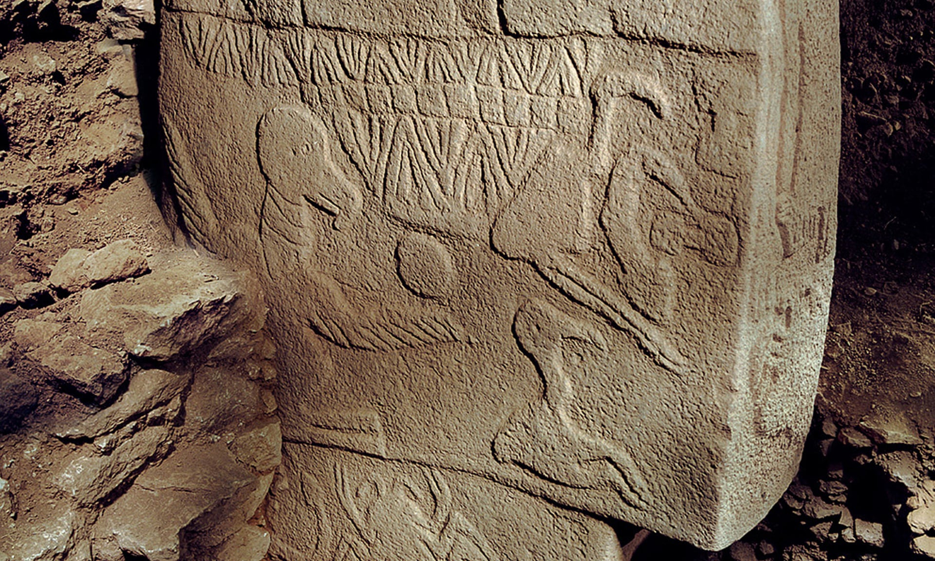 Phiến đá chạm khắc một người đang quỳ gối, cầm trên tay một đầu động vật để hiến tế các vị thần. Ảnh: Sci-news.