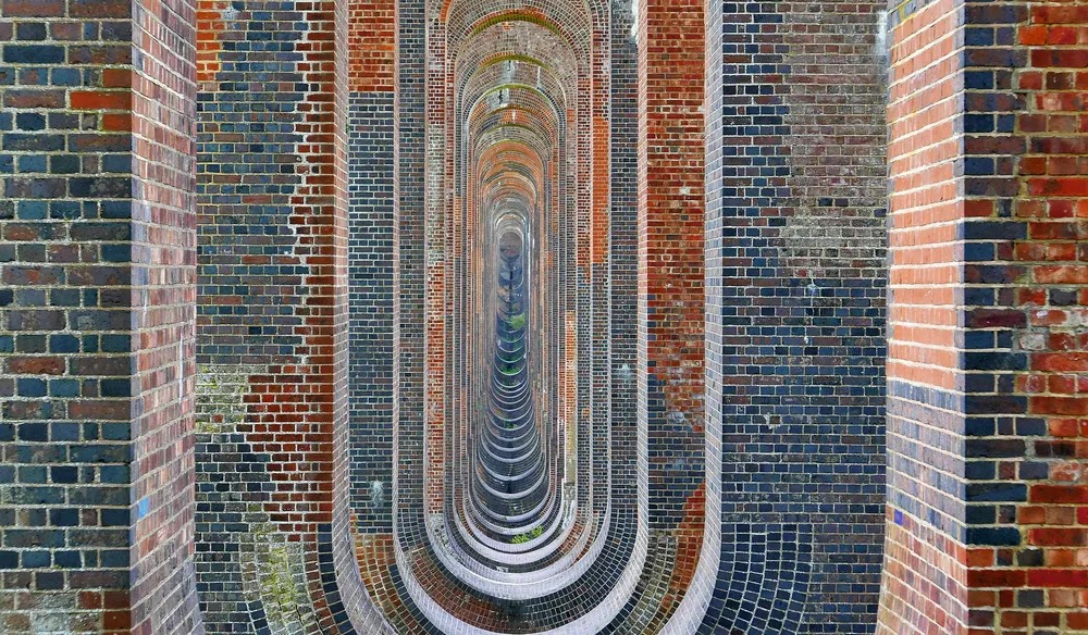 Kết cấu khung vòm ngược bên trong Ouse Valley Viaduct. Ảnh: Shutterstock.