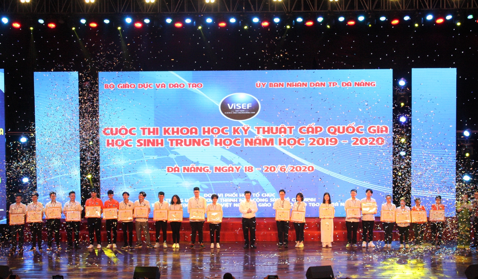 Thứ trưởng Bộ GD&ĐT Nguyễn Hữu Độ trao giải cho các học sinh có dự án đạt giải nhất.
