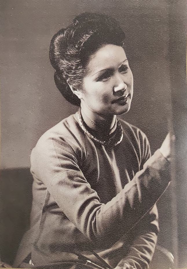 Họa sĩ Lê Thị Lựu bên giá vẽ, Paris, 1947. Nguồn: Lê Thị Lựu - Ấn tượng hoàng hôn