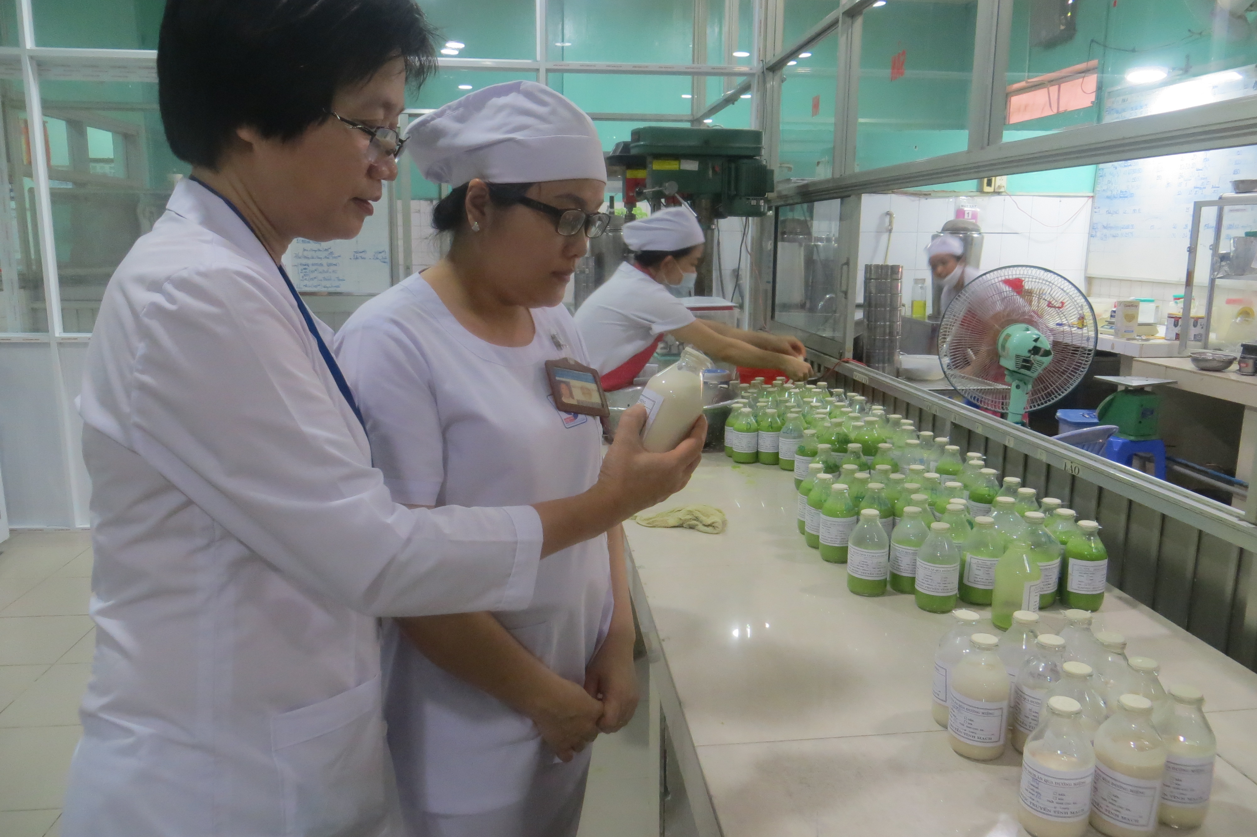 PGS.TS.BS. Tạ Thị Tuyết Mai (trái) và sản phẩm sữa cao đạm.