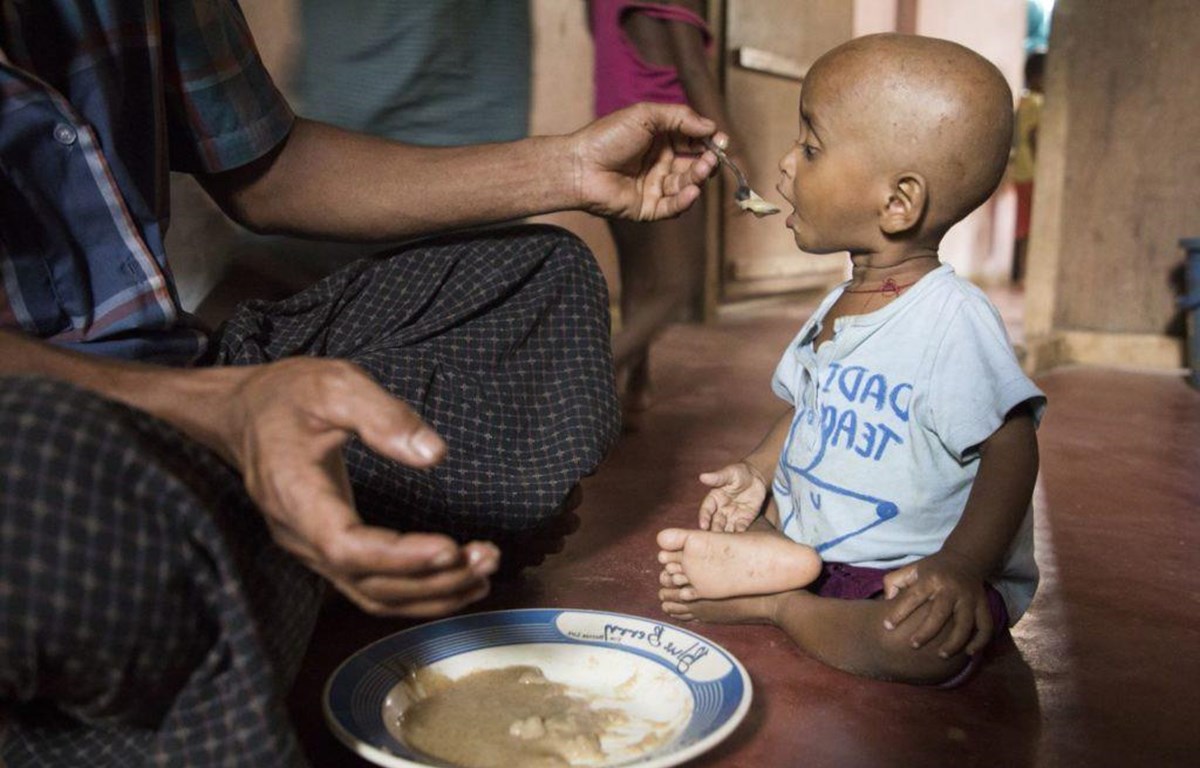 Chủ tịch IFAD Gilbert F. Houngbo nhấn mạnh: "Hậu quả từ dịch Covid-19 có thể đẩy nhiều gia đình ở khu vực nông thôn rơi vào tình trạng nghèo, đói ăn và tuyệt vọng hơn. Đây là một mối đe dọa thực sự đối với sự thịnh vượng và ổn định toàn cầu.” Trong ảnh: Cho đứa trẻ ăn ở Ukhiya, Bangladesh. Covid-19 có nguy cơ làm suy yếu các nỗ lực giảm đói. Nguồn: WFP