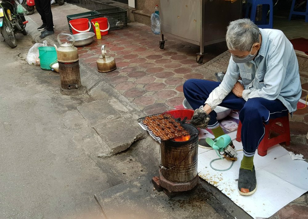 Đến hết năm 2020, Hà Nội được kì vọng sẽ bỏ được thói quen sử dụng bếp than tổ ong và không còn một bếp nào nữa | Ảnh: TNMT