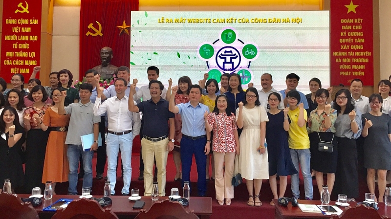 Những người đầu tiên khởi động website ‘Cam kết của công dân Hà Nội’ | Ảnh: 