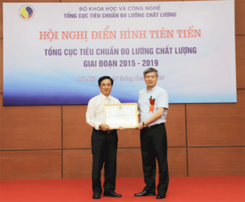 Ông Trương Thanh Sơn, Phó Giám đốc QUATEST 3 đại diện nhận Bằng khen của Bộ KH&CN