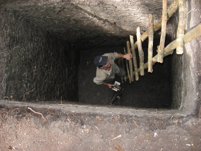 Brian Lane, thành viên của nhóm nghiên cứu, đang lấy mẫu trầm tích dưới đáy hồ Perdido ở Tikal [nay đã cạn nước]. Ảnh: UC.