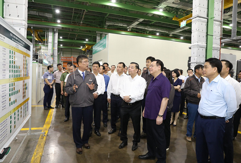 Bí thư thành ủy Vương Đình Huệ thăm quan các nhà máy trong khu CNC Hòa Lạc. Ảnh: BTC