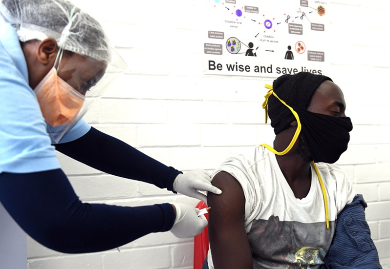 Một tình nguyện viên ở Soweto, Nam Phi, được tiêm trong một thử nghiệm lâm sàng về vaccine tiềm năng Covid-19. Ảnh: Felix Dlangamandla / Beeld / Hình ảnh Gallo / Getty