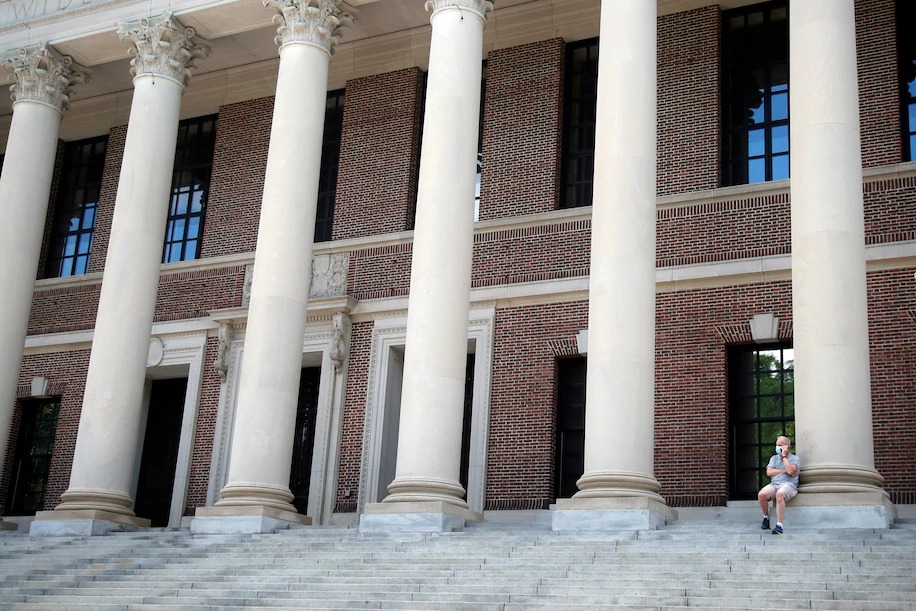 Chỉ một phần sinh viên Đại học Harvard trở lại trường vào mùa thu năm nay. Trong ảnh: Khung cảnh vắng vẻ ở thư viện Widener của Đại học Harvard. Nguồn: Washington Post
