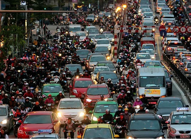 Giao thông là một trong những nguồn phát thải bụi PM chính của Hà Nội | Ảnh: Vietnamnet