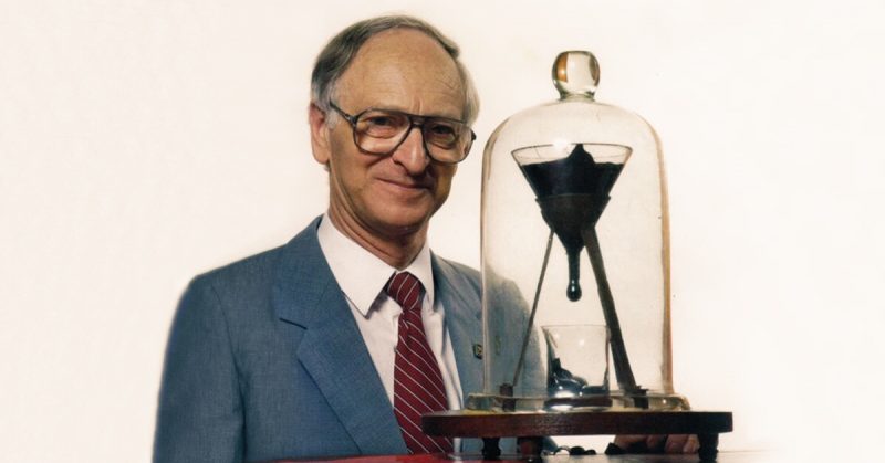 Giáo sư John Mainstone đã chứng kiến giọt thứ tám trong thí nghiệm nhỏ giọt hắc ín vào năm 1990. Ảnh: University of Queensland