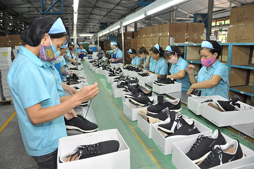 Việt Nam đang thuộc top 3 các quốc gia xuất khẩu giày dép lớn nhất thế giới. Tuy nhiên, các doanh nghiệp đang phải đối mặt với áp lực chuyển đổi để đáp ứng những đòi hỏi về môi trường, lao động và phát triển bền vững của nhiều nước đối tác.