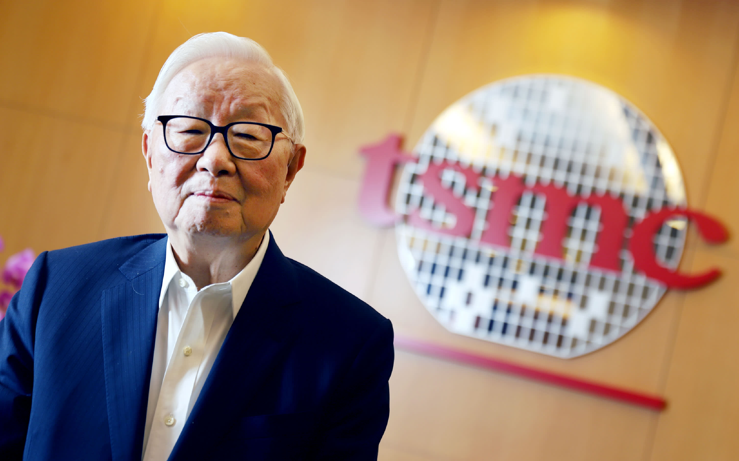 Ông Morris Chang (Trương Chung Mưu), cha đẻ của ngành công nghiệp bán dẫn Đài Loan, người sáng lập công ty TSMC, đã từ bỏ vị trí rất tốt tại Mỹ (Phó chủ tịch Tập đoàn Texas Instrument) để trở về quê hương đóng góp theo lời kêu gọi của chính quyền Tưởng Kinh Quốc hồi những năm 1980. 