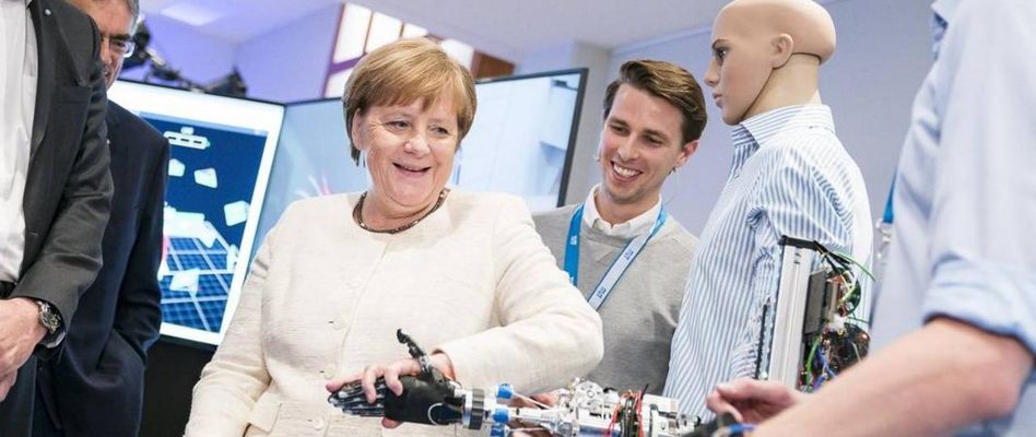 Thủ tướng Đức Angela Merkel tới thăm trường Robotics và trí tuệ nhân tạo Munich, trường Đại học Kỹ thuật Munich năm 2019. Nguồn: ĐH Kỹ thuật Munich.