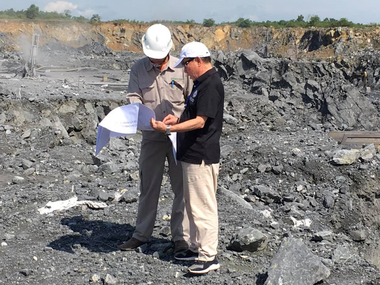 PGS Đoàn Văn Cánh (phải) nghiên cứu thoát nước khai thác mỏ đá vôi Đồng Lâm, Phong Điền, Thừa Thiên Huế. Ảnh: NVCC.