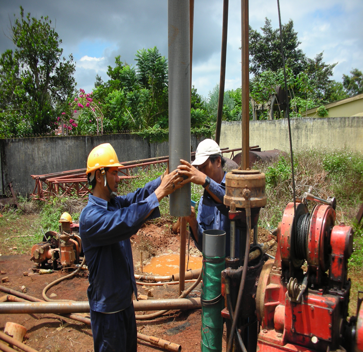 Thi công lỗ khoan bổ cập nước vào tầng ngậm nước ở Lâm Đồng. Ảnh: PGS Đoàn Văn Cánh cung cấp.