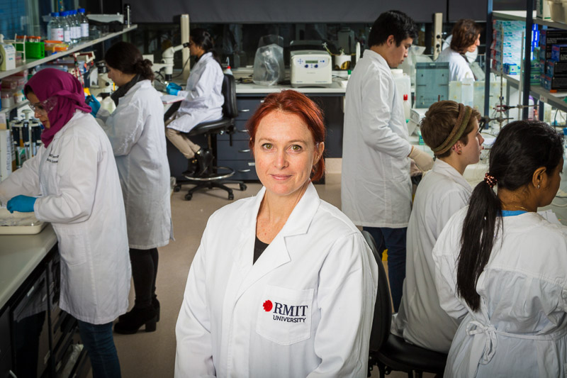 PGS. TS. Elisa Hill-Yardin trong phòng thí nghiệm của Đại học RMIT, Úc 