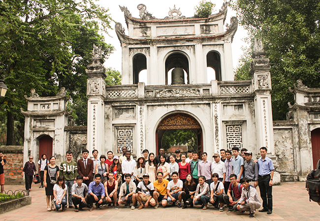 Đại học Quốc gia Hà Nội tổ chức tham quan văn hóa cho sinh viên quốc tế năm 2016 | Nguồn: VNU Media