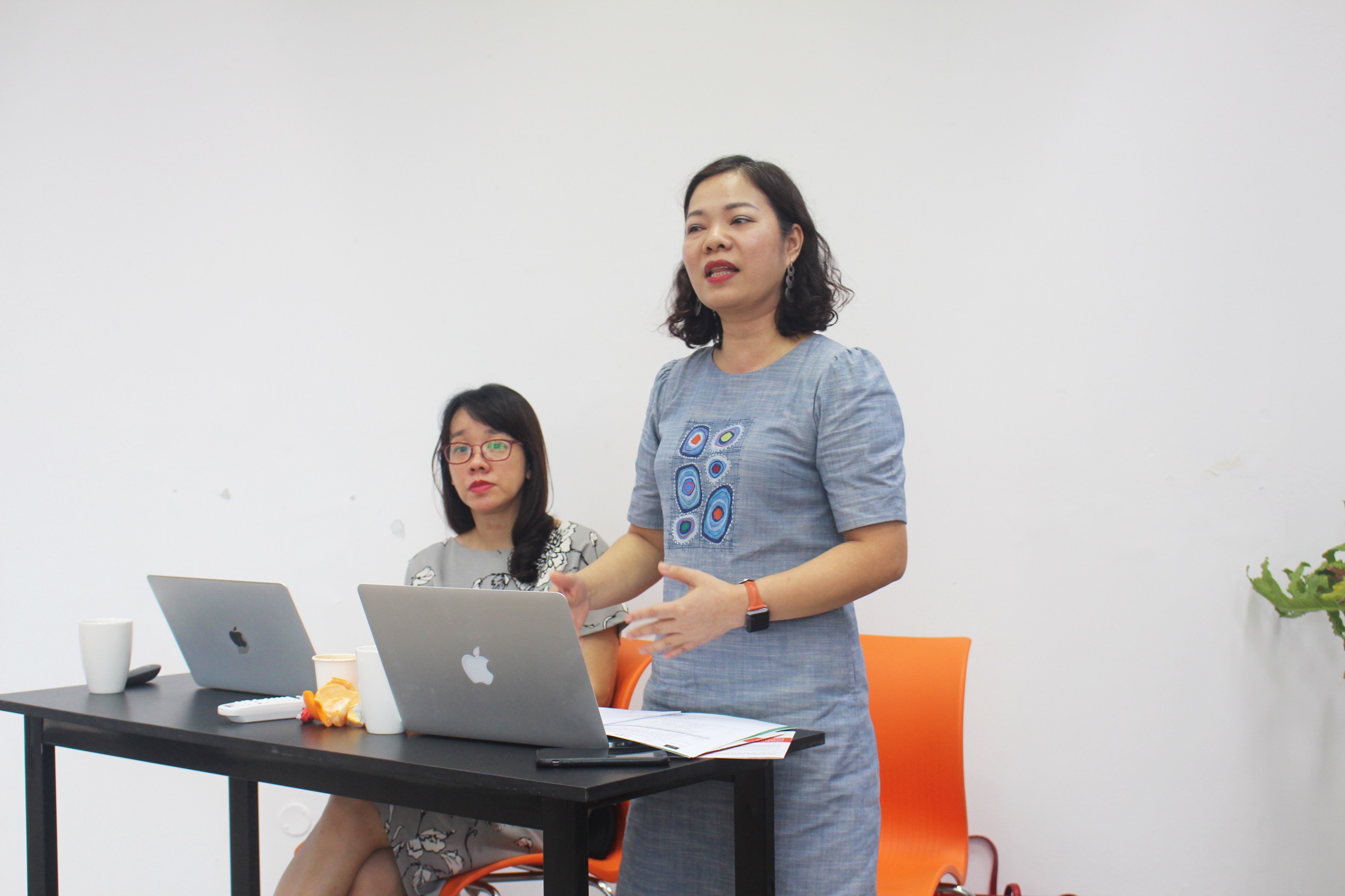 TS. Nguyễn Linh Giang (trái) và TS. Nguyễn Thị Thanh Hải tại buổi trình bày kết quả nghiên cứu sơ bộ hôm 20/7. Ảnh: BTC