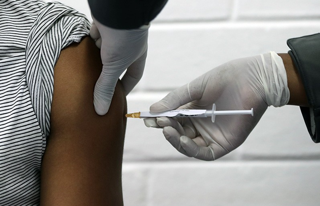 Vaccine ứng viên của Đại học Oxford đang được thử nghiệm ở Nam Phi, Vương quốc Anh và Brazil. Ảnh: Siphiwe Sibeko / AFP