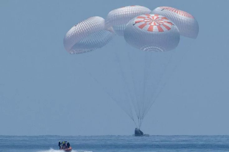 Tàu Crew Dragon hạ cánh bằng dù xuống vịnh Mexico. Ảnh: NASA