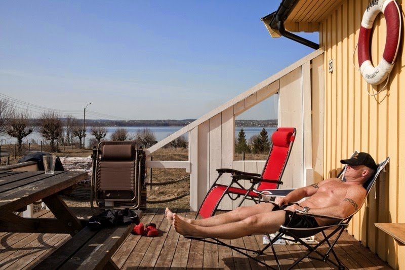 Một phạm nhân tại Bastoy đang nằm phơi nắng. Ảnh: Shutterstock.
