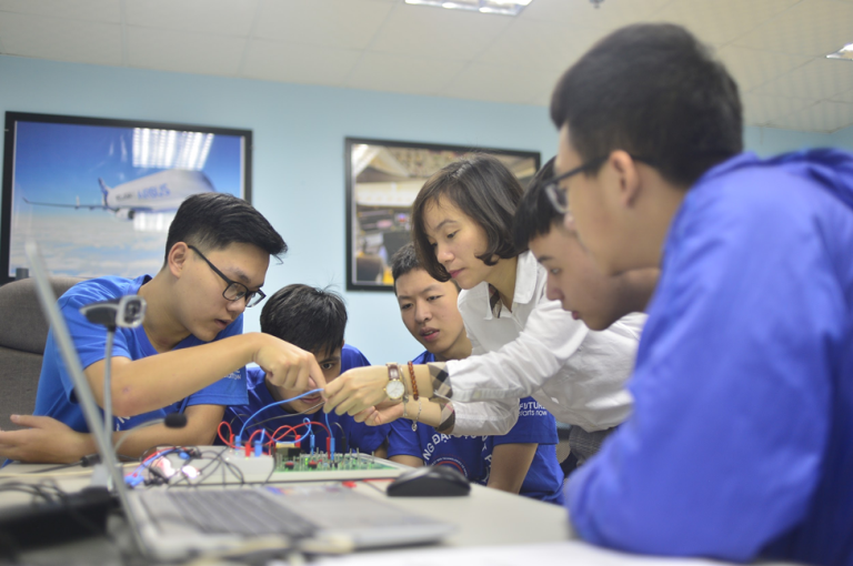 Những phát hiện và khuyến nghị từ báo cáo của WB sẽ được cập nhật cho Chiến lược Giáo dục đại học 2021-2030 của Chính phủ Việt Nam. Ảnh minh họa: Sinh viên Kỹ thuật hàng không của Đại học KH&CN Hà Nội (USTH) thực hành trong Phòng thí nghiệm Hàng không. Nguồn: USTH