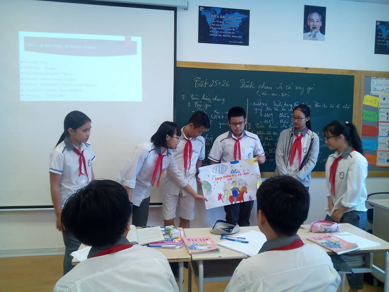 Đã có nhiều ý kiến đề xuất đa dạng hóa hình thái giờ học với bài giảng một chiều. Trong ảnh: Trình bày nhóm trong một giờ Ngữ văn lớp 8 ở Trường THCS-THPT Ban Mai, Hà Nội. Ảnh: khampha.vn
