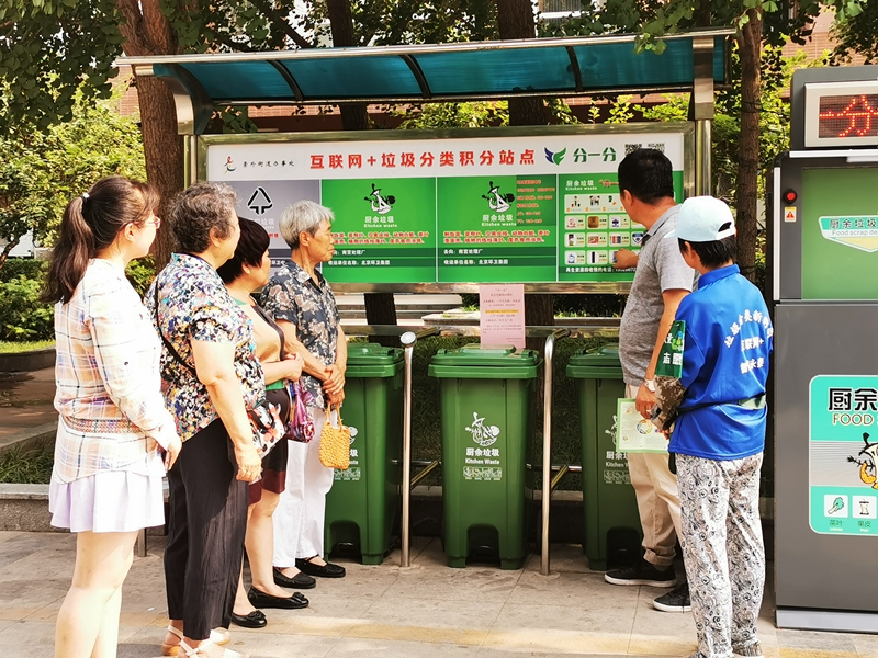 Người dân ở Bắc Kinh học cách phân loại rác. Nguồn: CGTN