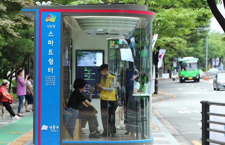 Nhà chờ xe buýt thông minh tại Hàn Quốc. Ảnh: CNN.