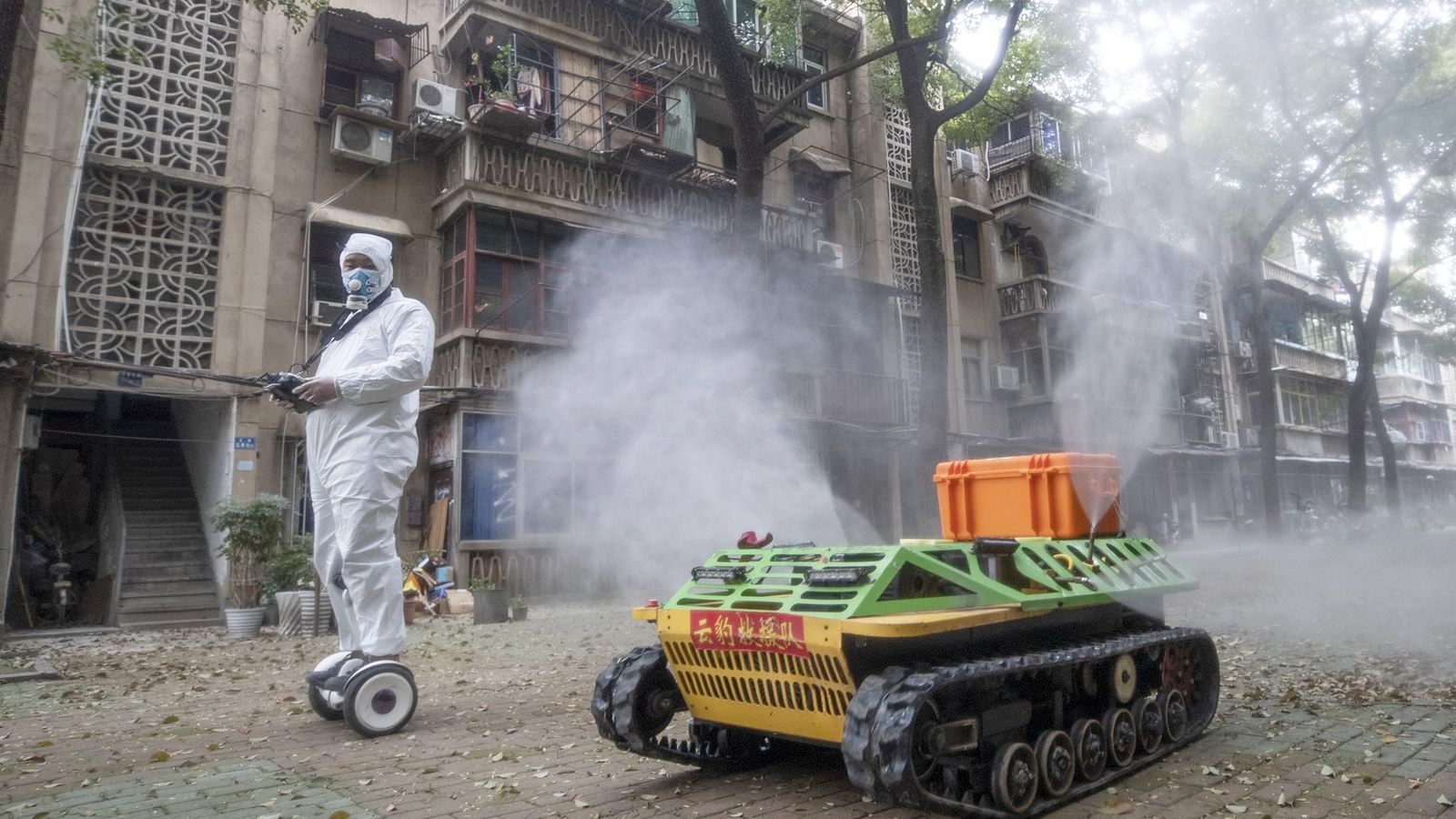 Một robot xe tăng đang phun chất khử trùng trên đường phố Vũ Hán, Trung Quốc vào ngày 16/3. Ảnh: Barcroft Media.