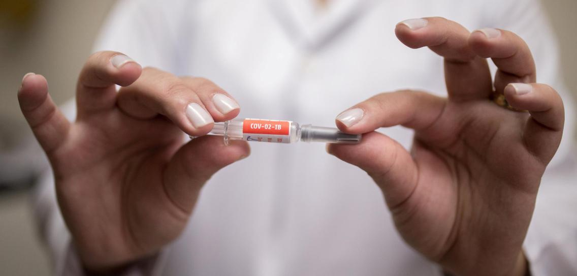 Nhân viên tại một Viện ở Brazil giới thiệu vaccine chống Sars-CoV-2 của tập đoàn dược phầm Trung Quốc Sinovac.