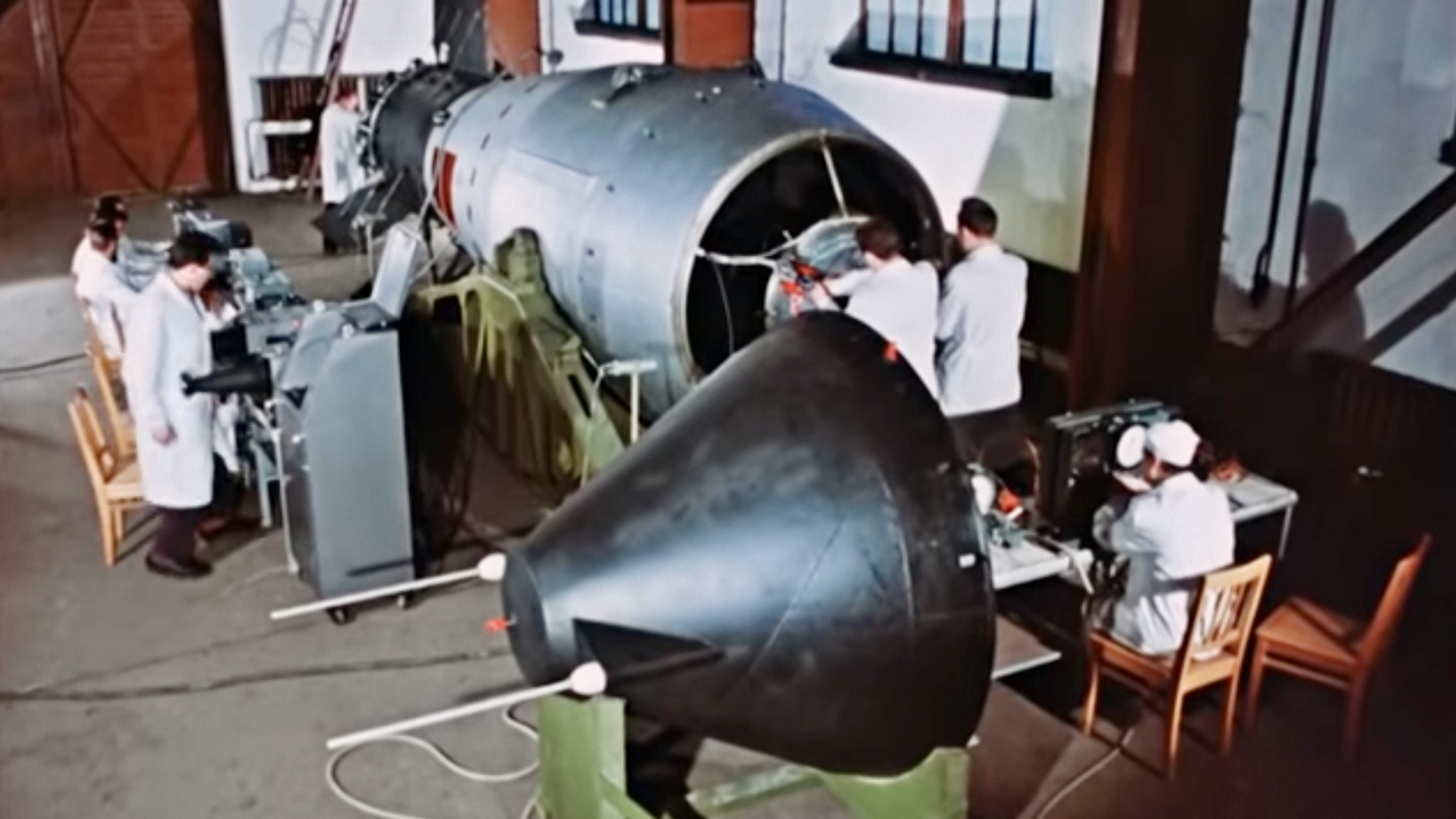 Các nhà khoa học Liên Xô lắp ráp bom Tsar Bomba. Ảnh: Rosatom.
