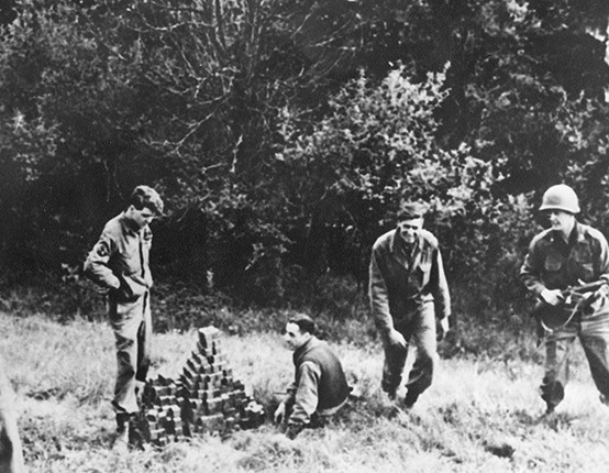 Thành viên trong nhóm Alsos của Quân đội Mỹ, thực hiện sứ mệnh tìm kiếm các khối Uranium bị chôn giấu trên cánh đồng. Ảnh: Samuel Goudsmit.