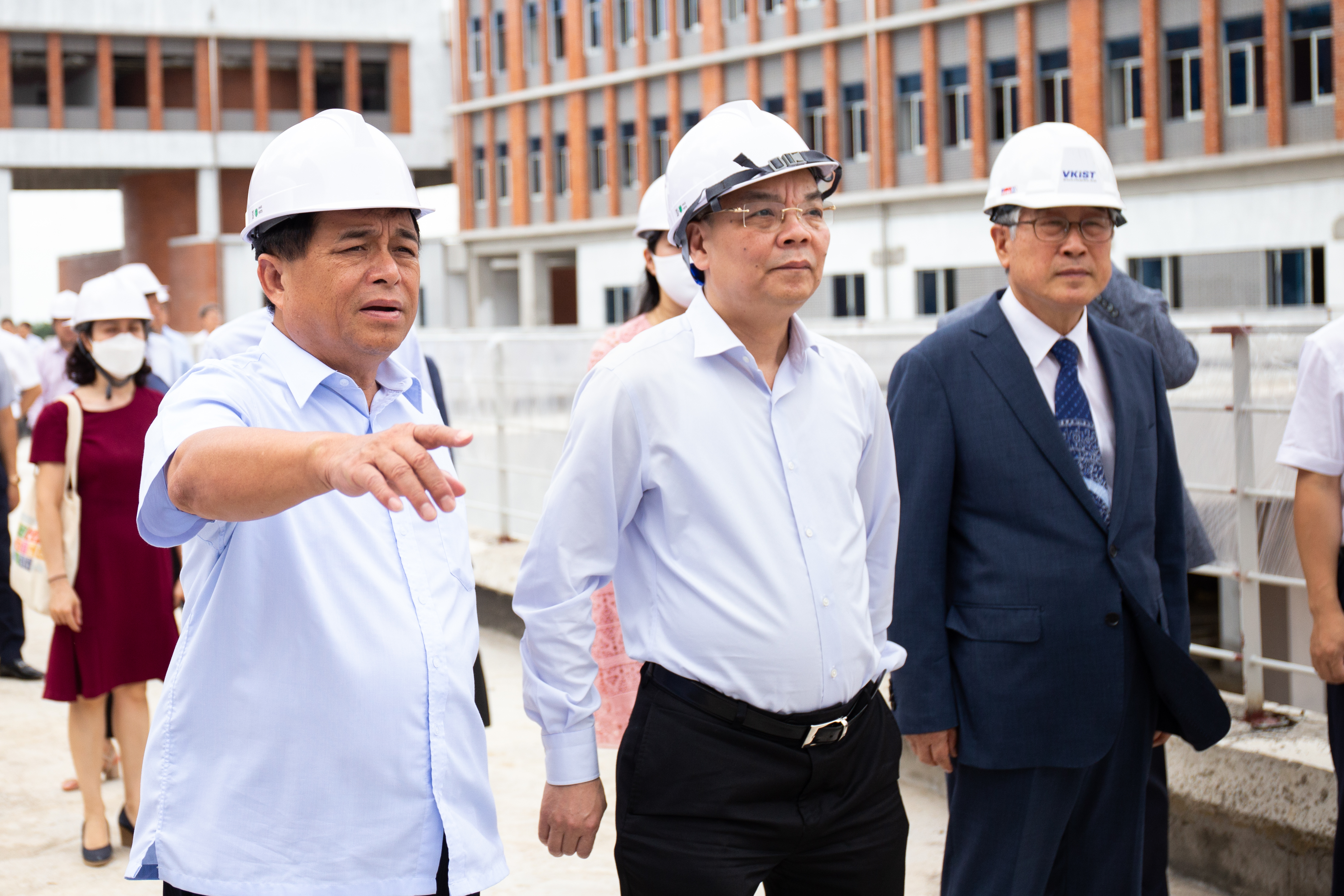 Bộ trưởng Chu Ngọc Anh và Bộ trưởng Nguyễn Chí Dũng đến thăm dự án VKIST. Ảnh: Hoàng Nam