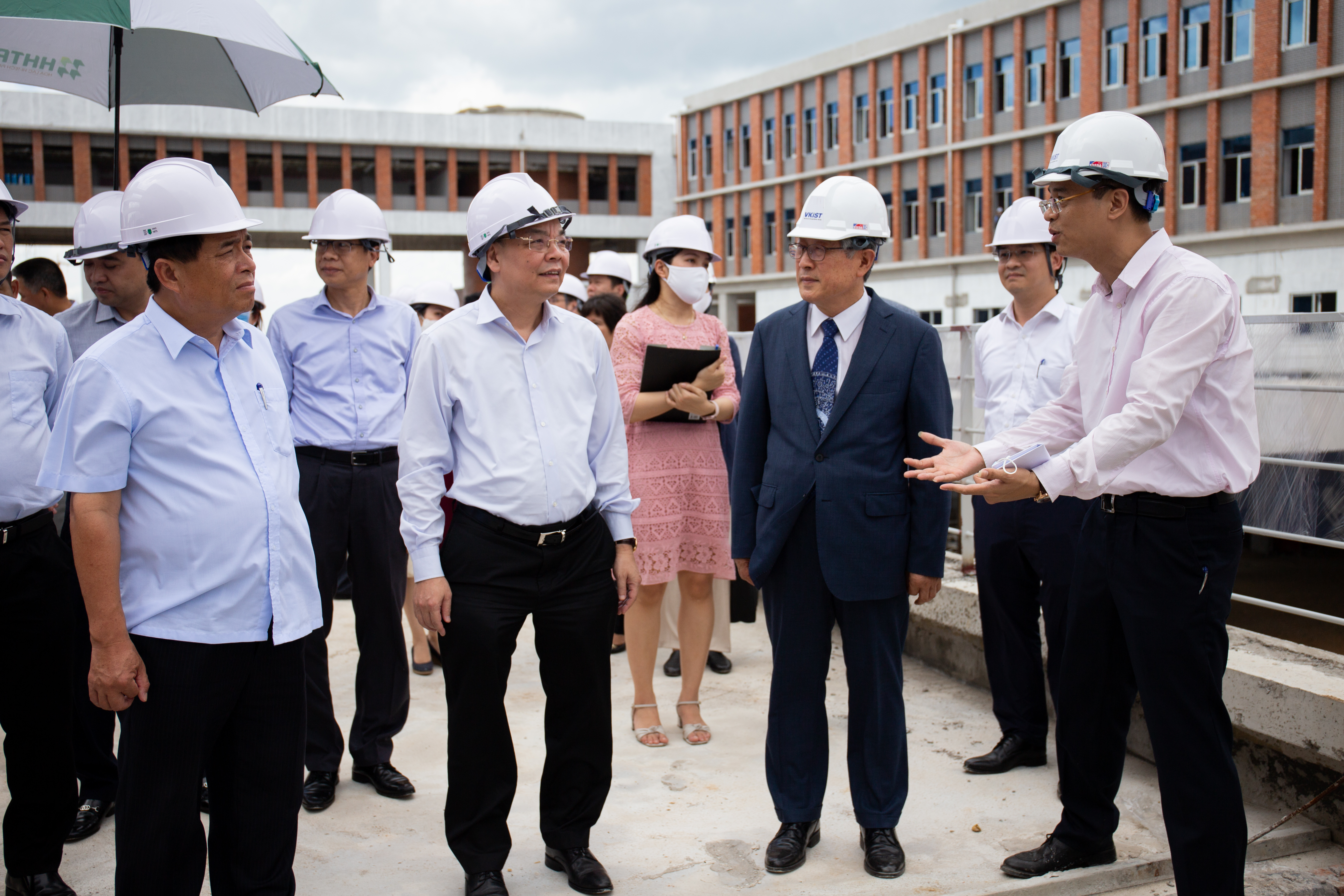 Bộ trưởng Chu Ngọc Anh (giữa) và Bộ trưởng Nguyễn Chí Dũng (trái) đến thăm dự án VKIST. Ảnh: Hoàng Nam.
