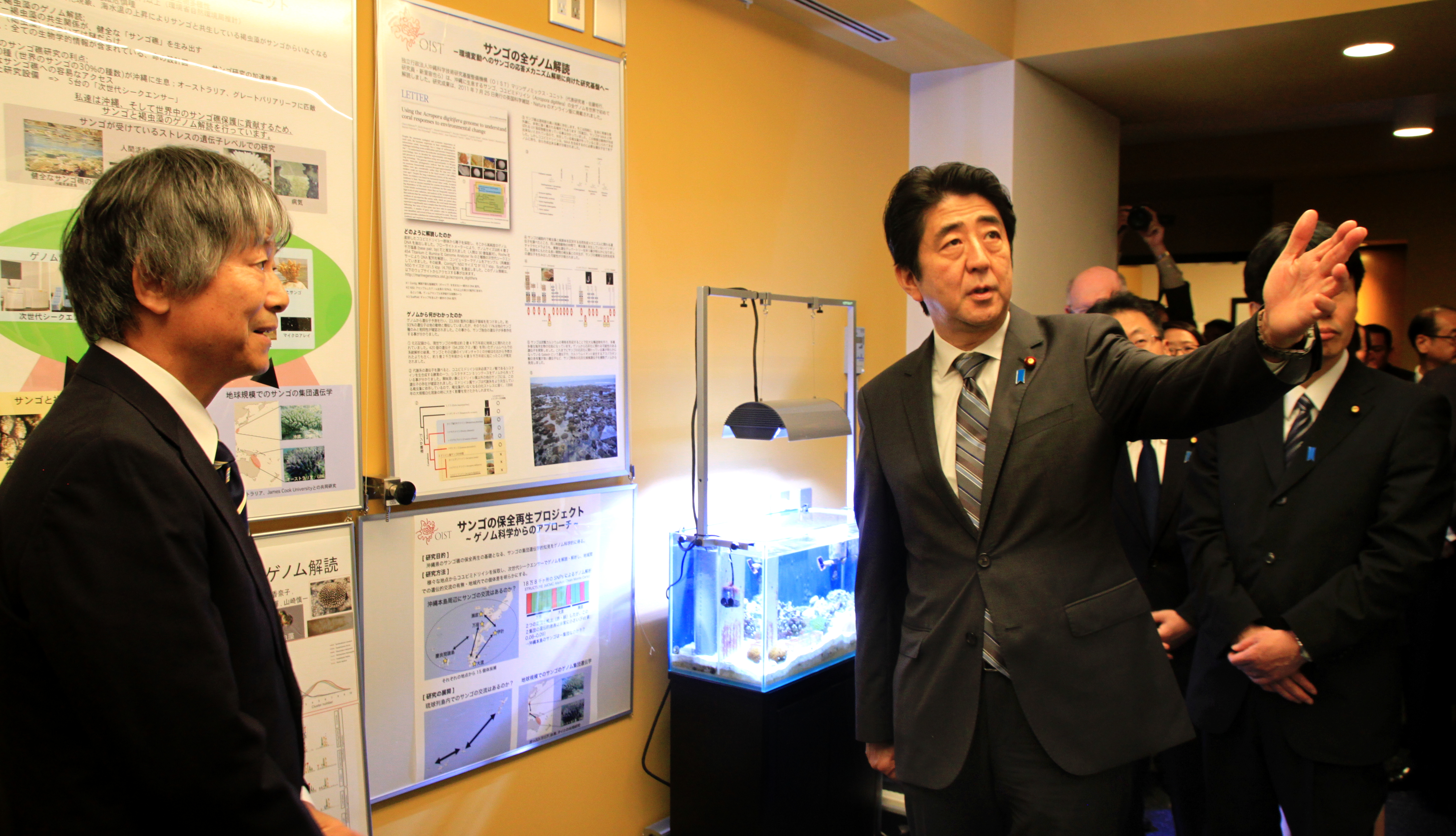 Thủ tướng Shinzo Abe trao đổi với giáo sư hệ gene Noriyuki Satoh trong chuyến tới thăm Viện KH&CN Okinawa năm 2013. Nguồn: Viện KH&CN Okinawa