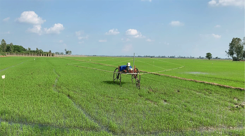 Xe chạy thử nghiệm phun thuốc tại đồng ruộng ở An Giang
